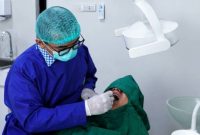 Dokter spesialis gigi RSUDAM melakukan pemeriksaan gigi pasien di Poli Gigi Eksekutif RSUDAM Provinsi Lampung, Bandar Lampung. Layanan tersedia mulai pencabutan, penambalan, scaling, hingga bedah mulut. Foto: Humas RSUDAM/Proyeksi.id  