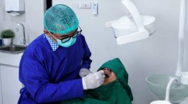 Dokter spesialis gigi RSUDAM melakukan pemeriksaan gigi pasien di Poli Gigi Eksekutif RSUDAM Provinsi Lampung, Bandar Lampung. Layanan tersedia mulai pencabutan, penambalan, scaling, hingga bedah mulut. Foto: Humas RSUDAM/Proyeksi.id  