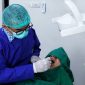 Dokter spesialis gigi RSUDAM melakukan pemeriksaan gigi pasien di Poli Gigi Eksekutif RSUDAM Provinsi Lampung, Bandar Lampung. Layanan tersedia mulai pencabutan, penambalan, scaling, hingga bedah mulut. Foto: Humas RSUDAM/Proyeksi.id  