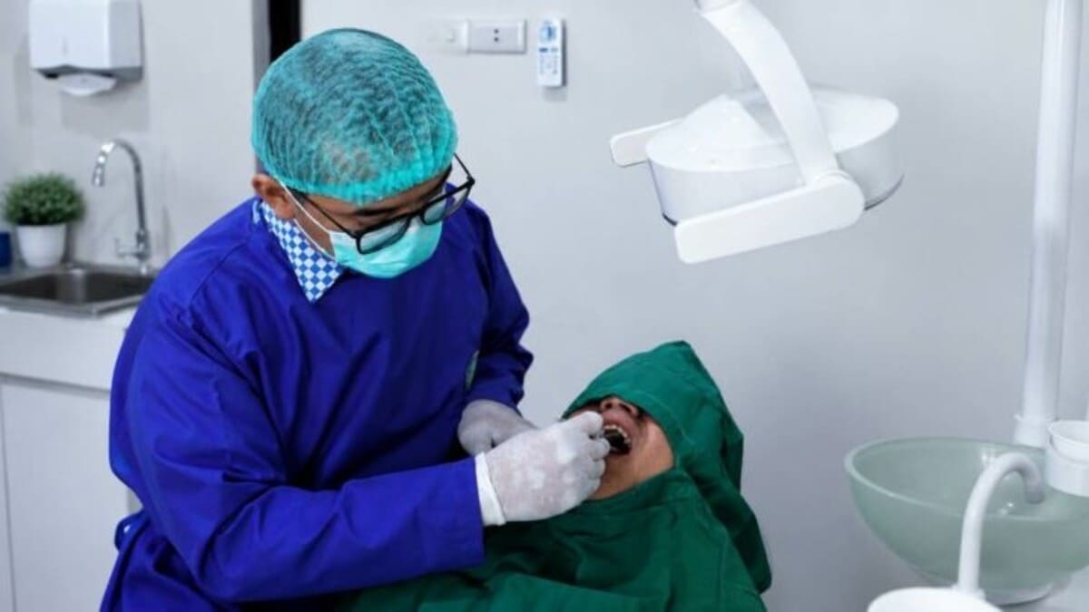 Dokter spesialis gigi RSUDAM melakukan pemeriksaan gigi pasien di Poli Gigi Eksekutif RSUDAM Provinsi Lampung, Bandar Lampung. Layanan tersedia mulai pencabutan, penambalan, scaling, hingga bedah mulut. Foto: Humas RSUDAM/Proyeksi.id