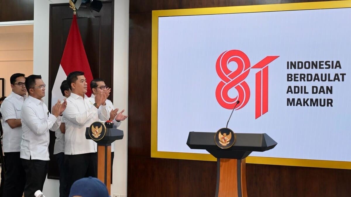Wakil Menteri Sekretaris Negara Juri Ardiantoro bertepuk tangan saat peluncuran logo resmi HUT RI Ke-81 dengan tema Indonesia Berdaulat Adil Makmur di Kompleks Istana Kepresidenan Jakarta, Senin 29 Juni 2026. Logo karya Fajar Novario dari Padang terpilih lewat polling publik. Foto: BPMI Setpres