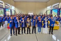 Pengurus dan relawan PAN Way Kanan berpose bersama usai pelantikan 227 pengurus ranting dan 500 relawan di Negeri Besar, Minggu 28 Juni 2026. Ketua DPD PAN Way Kanan Dr. Resmen Kadapi dan Anggota DPR RI Irham Jafar Lan Putra tampak di barisan depan. Foto: Dok. DPD PAN Way Kanan