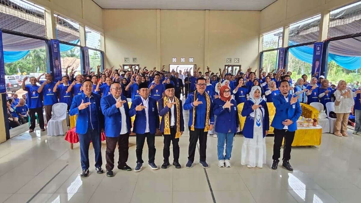 Pengurus dan relawan PAN Way Kanan berpose bersama usai pelantikan 227 pengurus ranting dan 500 relawan di Negeri Besar, Minggu 28 Juni 2026. Ketua DPD PAN Way Kanan Dr. Resmen Kadapi dan Anggota DPR RI Irham Jafar Lan Putra tampak di barisan depan. Foto: Dok. DPD PAN Way Kanan