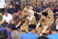Wakil Gubernur Lampung Jihan Nurlela berdialog lesehan dengan massa aksi PMII Lampung di depan Kantor DPRD Provinsi Lampung, Senin 29 Juni 2026. Didampingi Sekdaprov Marindo Kurniawan, Wagub dengarkan 7 tuntutan mahasiswa secara langsung. Foto: Dok. Dinas Kominfotik Lampung  