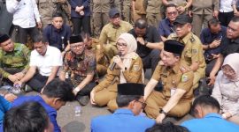 Wakil Gubernur Lampung Jihan Nurlela berdialog lesehan dengan massa aksi PMII Lampung di depan Kantor DPRD Provinsi Lampung, Senin 29 Juni 2026. Didampingi Sekdaprov Marindo Kurniawan, Wagub dengarkan 7 tuntutan mahasiswa secara langsung. Foto: Dok. Dinas Kominfotik Lampung  