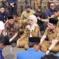 Wakil Gubernur Lampung Jihan Nurlela berdialog lesehan dengan massa aksi PMII Lampung di depan Kantor DPRD Provinsi Lampung, Senin 29 Juni 2026. Didampingi Sekdaprov Marindo Kurniawan, Wagub dengarkan 7 tuntutan mahasiswa secara langsung. Foto: Dok. Dinas Kominfotik Lampung  