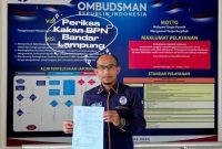 Ketua Umum DPP KAMPUD Seno Aji menunjukkan berkas laporan pengaduan terhadap Kepala Kantor Pertanahan Kota Bandar Lampung Ulin Nuha di Kantor Ombudsman RI Perwakilan Lampung, Senin (29/6/2026). Foto: Dok. KAMPUD