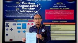 Ketua Umum DPP KAMPUD Seno Aji menunjukkan berkas laporan pengaduan terhadap Kepala Kantor Pertanahan Kota Bandar Lampung Ulin Nuha di Kantor Ombudsman RI Perwakilan Lampung, Senin (29/6/2026). Foto: Dok. KAMPUD
