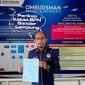 Ketua Umum DPP KAMPUD Seno Aji menunjukkan berkas laporan pengaduan terhadap Kepala Kantor Pertanahan Kota Bandar Lampung Ulin Nuha di Kantor Ombudsman RI Perwakilan Lampung, Senin (29/6/2026). Foto: Dok. KAMPUD