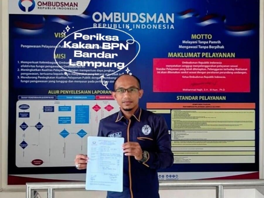 Ketua Umum DPP KAMPUD Seno Aji menunjukkan berkas laporan pengaduan terhadap Kepala Kantor Pertanahan Kota Bandar Lampung Ulin Nuha di Kantor Ombudsman RI Perwakilan Lampung, Senin (29/6/2026). Foto: Dok. KAMPUD