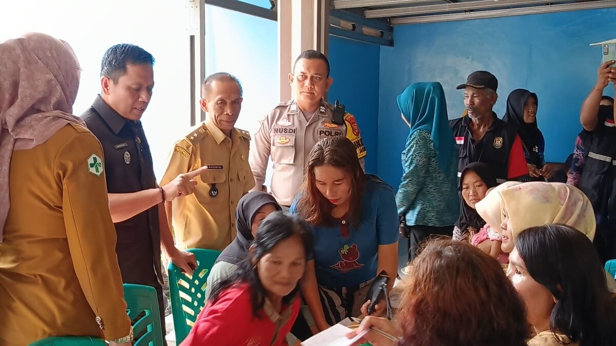 Camat Way Halim Darwono meninjau pelaksanaan Cek Kesehatan Gratis (CKG) serentak di RT 01 Kelurahan Jagabaya III, Kecamatan Way Halim, Selasa (30/6/2026).