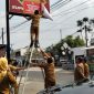 Petugas Bapenda Kota Bandar Lampung memasang stiker pemberitahuan kepada wajib pajak reklame yang menunggak di wilayah Rajabasa, Selasa 30/6/2026. Foto: Proyeksi.id