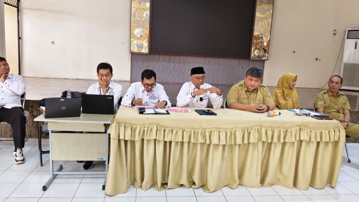 Kepala Perwakilan Ombudsman RI Provinsi Lampung Nur Rakhman Yusuf bersama Pelaksana Tugas (Plt) Kepala Dinas Pendidikan dan Kebudayaan Kota Bandar Lampung M. Nur Ramdhan saat pertemuan di Kantor Disdikbud Kota Bandar Lampung. Pertemuan ini membahas hasil temuan Ombudsman terkait pelaksanaan SPMB SMP Negeri Tahun Ajaran 2026/2027.