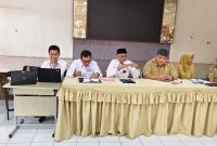 Kepala Perwakilan Ombudsman RI Provinsi Lampung Nur Rakhman Yusuf bersama Pelaksana Tugas (Plt) Kepala Dinas Pendidikan dan Kebudayaan Kota Bandar Lampung M. Nur Ramdhan saat pertemuan di Kantor Disdikbud Kota Bandar Lampung. Pertemuan ini membahas hasil temuan Ombudsman terkait pelaksanaan SPMB SMP Negeri Tahun Ajaran 2026/2027.
