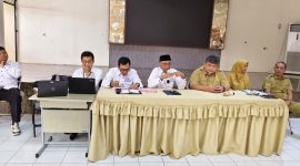 Kepala Perwakilan Ombudsman RI Provinsi Lampung Nur Rakhman Yusuf bersama Pelaksana Tugas (Plt) Kepala Dinas Pendidikan dan Kebudayaan Kota Bandar Lampung M. Nur Ramdhan saat pertemuan di Kantor Disdikbud Kota Bandar Lampung. Pertemuan ini membahas hasil temuan Ombudsman terkait pelaksanaan SPMB SMP Negeri Tahun Ajaran 2026/2027.
