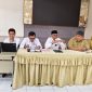 Kepala Perwakilan Ombudsman RI Provinsi Lampung Nur Rakhman Yusuf bersama Pelaksana Tugas (Plt) Kepala Dinas Pendidikan dan Kebudayaan Kota Bandar Lampung M. Nur Ramdhan saat pertemuan di Kantor Disdikbud Kota Bandar Lampung. Pertemuan ini membahas hasil temuan Ombudsman terkait pelaksanaan SPMB SMP Negeri Tahun Ajaran 2026/2027.
