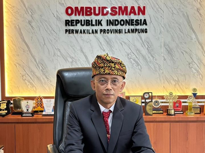 Kepala Ombudsman RI Perwakilan Lampung Nur Rakhman Yusuf saat menyampaikan temuan maladministrasi pada pelaksanaan SPMB SMP Negeri Bandar Lampung 2026 di Kantor Ombudsman RI Perwakilan Lampung.