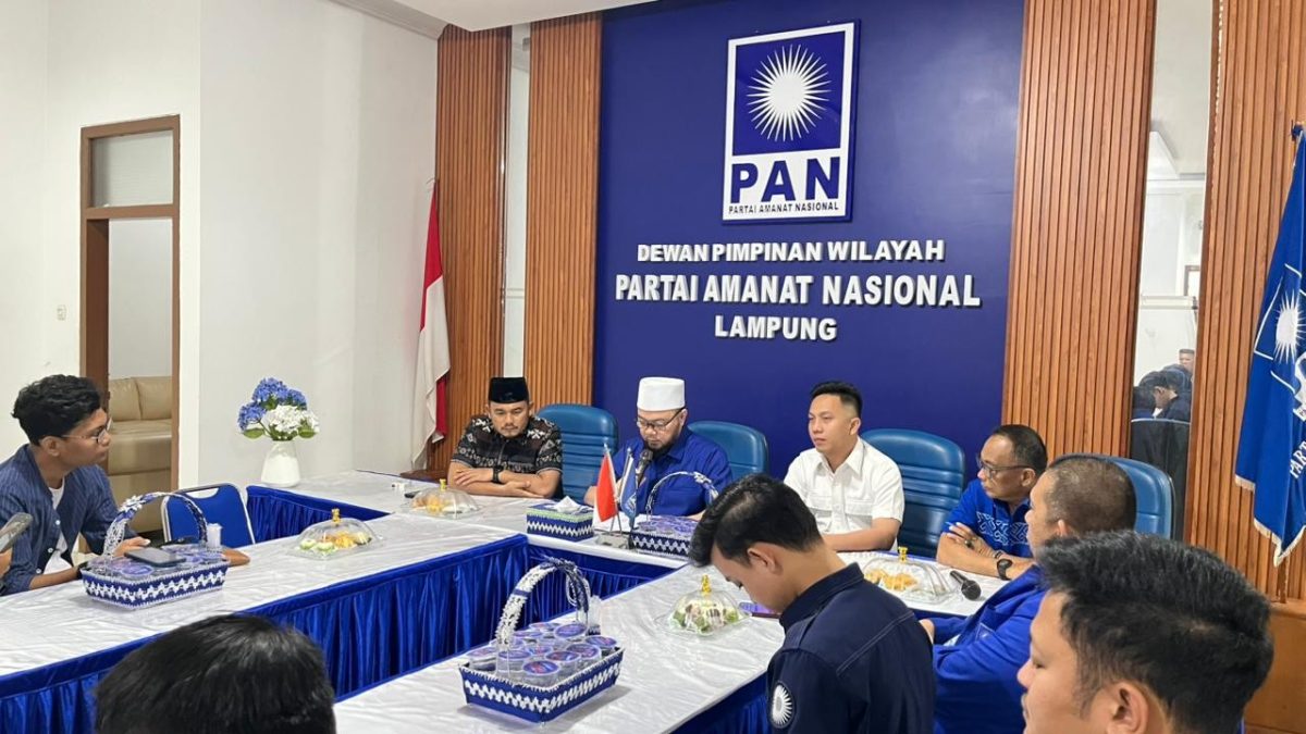 Ketua DPW PAN Lampung M. Hazizi didampingi pengurus saat memberikan keterangan pers di Kantor DPW PAN Lampung, Rabu (8/7/2026). Dalam kesempatan itu DPW PAN Lampung menyampaikan surat rekomendasi DPP PAN yang menetapkan M. Galang Putra Rahman sebagai calon Wakil Bupati Way Kanan sisa masa jabatan 2025-2030.