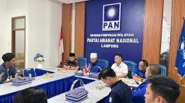 Ketua DPW PAN Lampung M. Hazizi didampingi pengurus saat memberikan keterangan pers di Kantor DPW PAN Lampung, Rabu (8/7/2026). Dalam kesempatan itu DPW PAN Lampung menyampaikan surat rekomendasi DPP PAN yang menetapkan M. Galang Putra Rahman sebagai calon Wakil Bupati Way Kanan sisa masa jabatan 2025-2030.