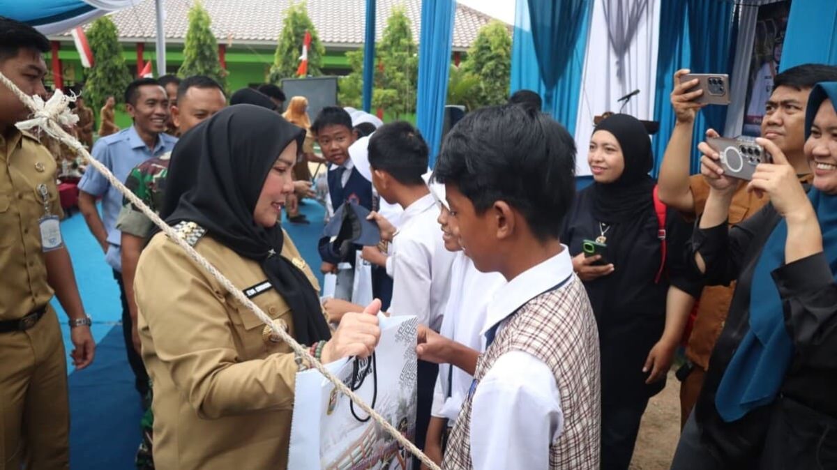 Wali Kota Bandar Lampung, Eva Dwiana berinteraksi dengan siswa di Bandar Lampung. Foto: PROYEKSI.ID