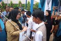Wali Kota Bandar Lampung, Eva Dwiana berinteraksi dengan siswa di Bandar Lampung. Foto: PROYEKSI.ID