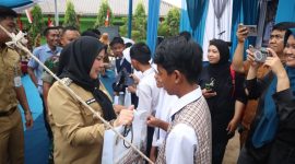 Wali Kota Bandar Lampung, Eva Dwiana berinteraksi dengan siswa di Bandar Lampung. Foto: PROYEKSI.ID