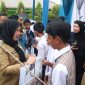 Wali Kota Bandar Lampung, Eva Dwiana berinteraksi dengan siswa di Bandar Lampung. Foto: PROYEKSI.ID