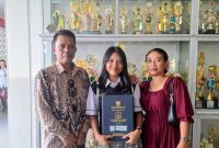 Gusti Made Ayu Yuli Asmarani (tengah) berfoto bersama ayah dan ibunya di SMA Yos Sudarso Metro. Putri seorang petani ini kini melanjutkan pendidikan di Prodi Akuntansi IIB Darmajaya dengan cita-cita bekerja di industri perbankan.