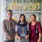 Gusti Made Ayu Yuli Asmarani (tengah) berfoto bersama ayah dan ibunya di SMA Yos Sudarso Metro. Putri seorang petani ini kini melanjutkan pendidikan di Prodi Akuntansi IIB Darmajaya dengan cita-cita bekerja di industri perbankan.