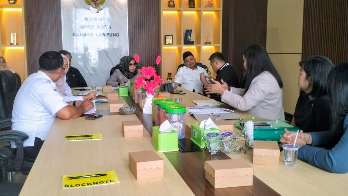 Ketua Komisi I Kota Bandar Lampung, Misgustini memimpin RDP bersama manajemen Hotel Radisson Lampung terkait izin pengelolaan parkir yang masih terintegrasi dengan Mal Bumi Kedaton, Rabu (15/7/2026).`