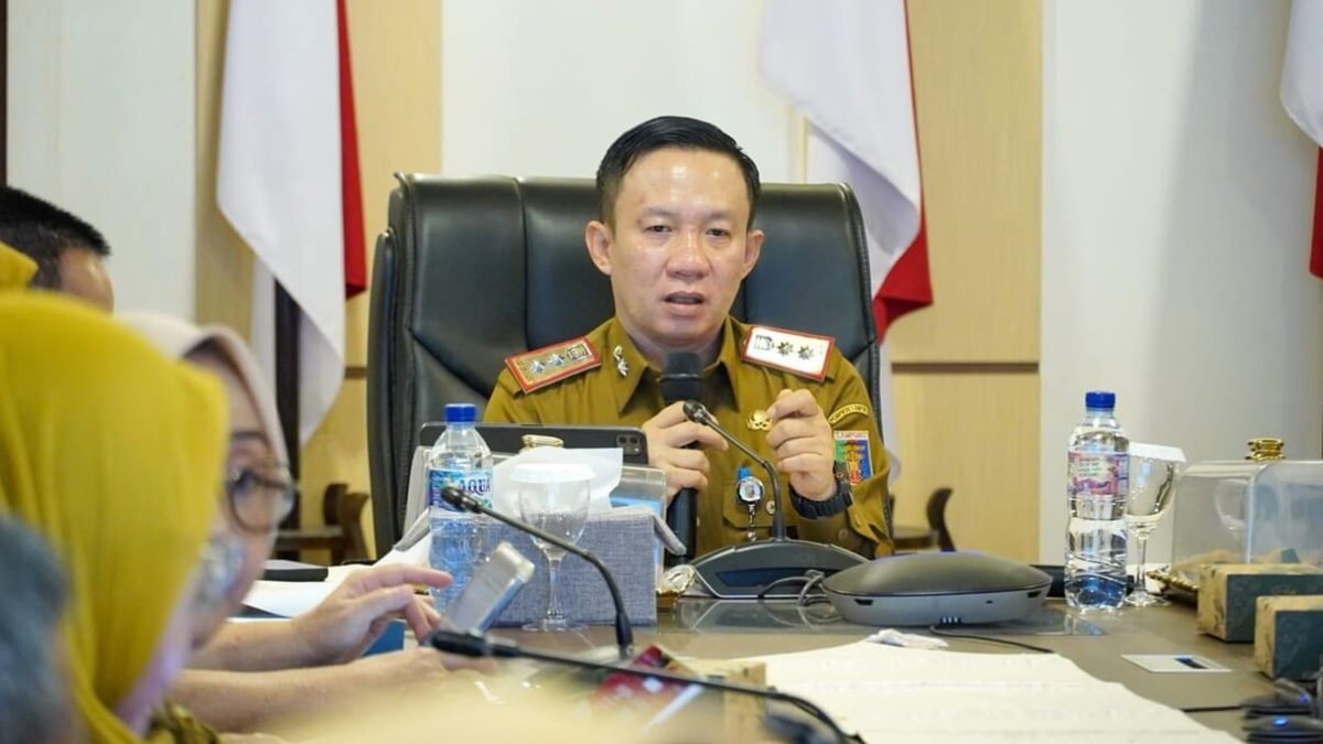Sekretaris Daerah Provinsi Lampung Marindo Kurniawan memaparkan pemanfaatan super aplikasi Lampung-In sebagai dasar pengambilan kebijakan saat visitasi ASKOMPSI Digital Leadership Government Award 2026 di Kantor Gubernur Lampung, Selasa (21/7/2026).