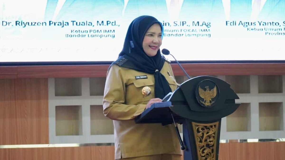 Wali Kota Bandar Lampung Eva Dwiana memberikan sambutan saat pelantikan Forum Komunikasi Alumni Ikatan Mahasiswa Muhammadiyah FOKAL IMM Kota Bandar Lampung di Aula Semergou, Selasa (21/7/2026).`