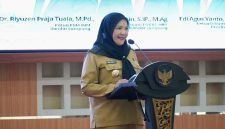 Wali Kota Bandar Lampung Eva Dwiana memberikan sambutan saat pelantikan Forum Komunikasi Alumni Ikatan Mahasiswa Muhammadiyah FOKAL IMM Kota Bandar Lampung di Aula Semergou, Selasa (21/7/2026).`