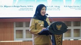 Wali Kota Bandar Lampung Eva Dwiana memberikan sambutan saat pelantikan Forum Komunikasi Alumni Ikatan Mahasiswa Muhammadiyah FOKAL IMM Kota Bandar Lampung di Aula Semergou, Selasa (21/7/2026).`