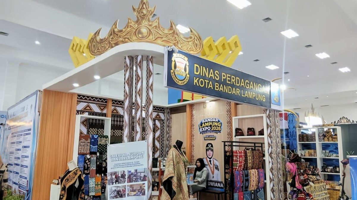 Stan Dinas Perdagangan Kota Bandar Lampung saat Bandar Lampung Expo 2026 di Graha Mandala. Disdag menampilkan produk UMKM mulai dari kain tapis, batik, busana adat, kopi, gula aren hingga madu untuk memperluas akses pasar pelaku usaha lokal.
