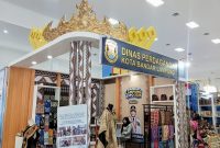 Stan Dinas Perdagangan Kota Bandar Lampung saat Bandar Lampung Expo 2026 di Graha Mandala. Disdag menampilkan produk UMKM mulai dari kain tapis, batik, busana adat, kopi, gula aren hingga madu untuk memperluas akses pasar pelaku usaha lokal.
