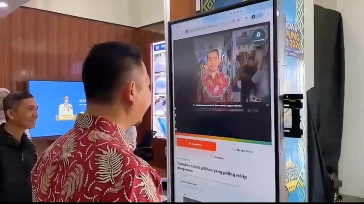 Pengunjung mencoba aplikasi "Rupa Wajah" berbasis Artificial Intelligence milik Diskominfo Kota Bandar Lampung di Bandar Lampung Expo 2026. Aplikasi ini telah menarik lebih dari 500 pengunjung sejak diluncurkan.