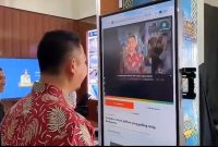 Pengunjung mencoba aplikasi "Rupa Wajah" berbasis Artificial Intelligence milik Diskominfo Kota Bandar Lampung di Bandar Lampung Expo 2026. Aplikasi ini telah menarik lebih dari 500 pengunjung sejak diluncurkan.