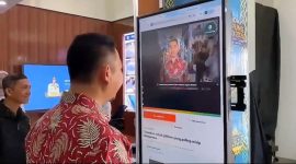 Pengunjung mencoba aplikasi "Rupa Wajah" berbasis Artificial Intelligence milik Diskominfo Kota Bandar Lampung di Bandar Lampung Expo 2026. Aplikasi ini telah menarik lebih dari 500 pengunjung sejak diluncurkan.