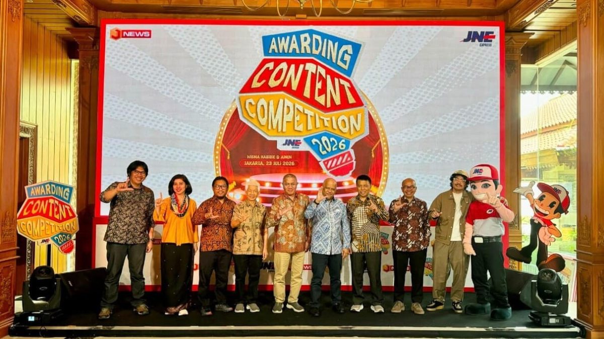 Jajaran manajemen JNE bersama tamu undangan dan maskot berfoto bersama dalam acara Awarding JNE Content Competition 2026 di Wisma Habibie & Ainun, Jakarta Selatan, Kamis (23/7/2026).