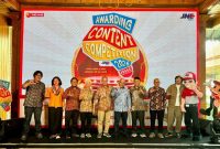 Jajaran manajemen JNE bersama tamu undangan dan maskot berfoto bersama dalam acara Awarding JNE Content Competition 2026 di Wisma Habibie & Ainun, Jakarta Selatan, Kamis (23/7/2026).