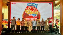 Jajaran manajemen JNE bersama tamu undangan dan maskot berfoto bersama dalam acara Awarding JNE Content Competition 2026 di Wisma Habibie & Ainun, Jakarta Selatan, Kamis (23/7/2026).