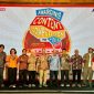 Jajaran manajemen JNE bersama tamu undangan dan maskot berfoto bersama dalam acara Awarding JNE Content Competition 2026 di Wisma Habibie & Ainun, Jakarta Selatan, Kamis (23/7/2026).