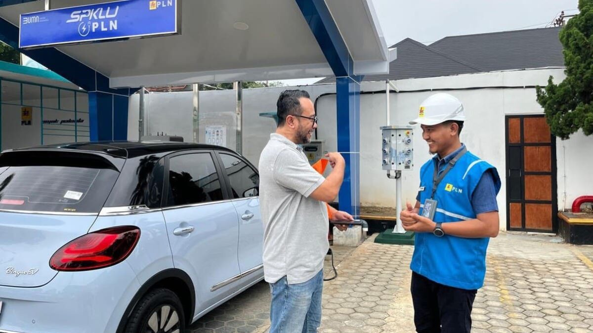 Petugas PLN menjelaskan cara pengisian daya kepada pengguna mobil listrik Wuling Binguo EV di SPKLU PLN Lampung. SPKLU UP3 Tanjung Karang tercatat paling ramai dengan 3.114 kali transaksi. Foto: Proyeksi.id