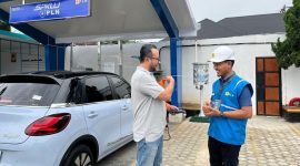 Petugas PLN menjelaskan cara pengisian daya kepada pengguna mobil listrik Wuling Binguo EV di SPKLU PLN Lampung. SPKLU UP3 Tanjung Karang tercatat paling ramai dengan 3.114 kali transaksi. Foto: Proyeksi.id