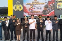 Jajaran Forum Koordinasi Pimpinan Daerah (Forkopimda) Kabupaten Lampung Selatan berfoto bersama usai mengikuti Upacara Peringatan Hari Ulang Tahun (HUT) Bhayangkara ke-80 di halaman Mapolres Lampung Selatan, Selasa 1 Juli 2026. Tampak Anggota DPRD Lampung Selatan Farizal Purba, S.E. berada di barisan mengenakan kemeja putih. PROYEKSI.ID