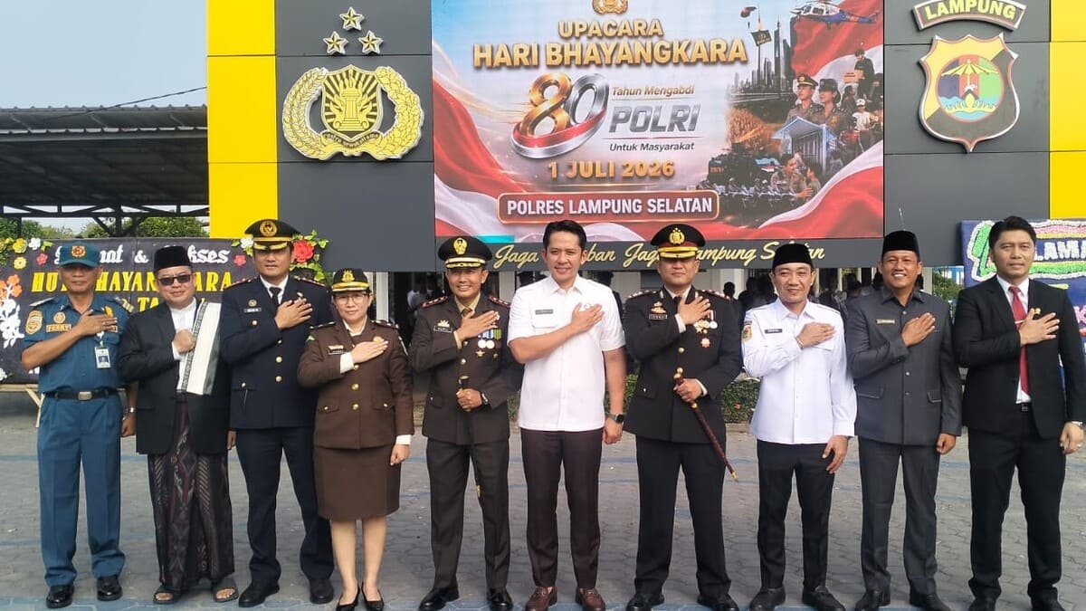 Jajaran Forum Koordinasi Pimpinan Daerah (Forkopimda) Kabupaten Lampung Selatan berfoto bersama usai mengikuti Upacara Peringatan Hari Ulang Tahun (HUT) Bhayangkara ke-80 di halaman Mapolres Lampung Selatan, Selasa 1 Juli 2026. Tampak Anggota DPRD Lampung Selatan Farizal Purba, S.E. berada di barisan mengenakan kemeja putih. PROYEKSI.ID