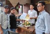 Ketua Umum OKP Komite Analis Pemuda Indonesia (KAPI) Dedi Manda didampingi pengurus menyerahkan berkas laporan pengaduan dugaan penyalahgunaan wewenang dan korupsi SPMB SMP Negeri 1 Kalianda kepada petugas Pelayanan Terpadu Satu Pintu Kejaksaan Negeri Lampung Selatan, Selasa 1 Juli 2026. PROYEKSI.ID/(Foto: Dok. Humas KAPI)