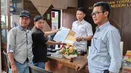  Ketua Umum OKP Komite Analis Pemuda Indonesia (KAPI) Dedi Manda didampingi pengurus menyerahkan berkas laporan pengaduan dugaan penyalahgunaan wewenang dan korupsi SPMB SMP Negeri 1 Kalianda kepada petugas Pelayanan Terpadu Satu Pintu Kejaksaan Negeri Lampung Selatan, Selasa 1 Juli 2026. PROYEKSI.ID/(Foto: Dok. Humas KAPI)