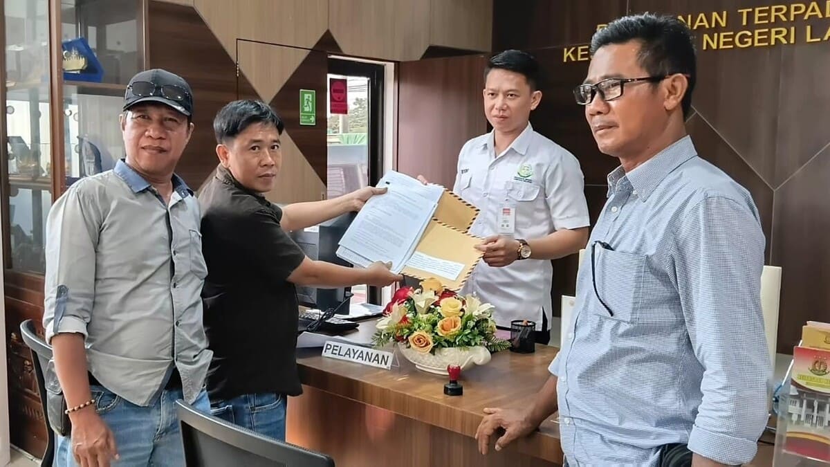 Ketua Umum OKP Komite Analis Pemuda Indonesia (KAPI) Dedi Manda didampingi pengurus menyerahkan berkas laporan pengaduan dugaan penyalahgunaan wewenang dan korupsi SPMB SMP Negeri 1 Kalianda kepada petugas Pelayanan Terpadu Satu Pintu Kejaksaan Negeri Lampung Selatan, Selasa 1 Juli 2026. PROYEKSI.ID/(Foto: Dok. Humas KAPI)